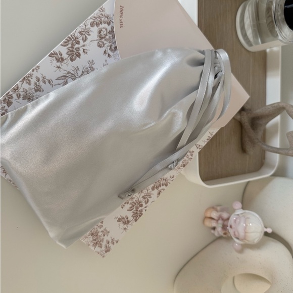 Luxurious White Silk Sleep Mask - Picture 8 of 10
